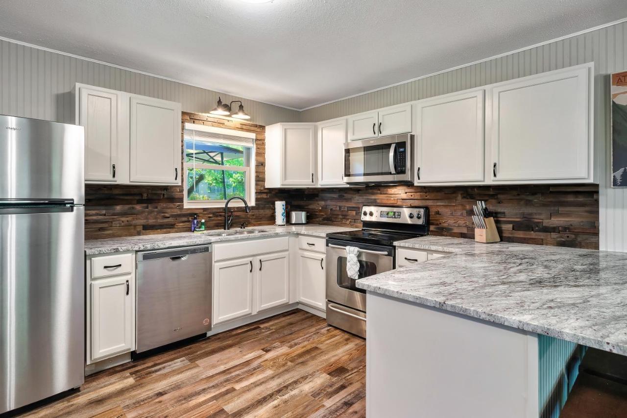 Modern Pigeon Forge Gem Near Dollywood, Gatlinburg & Smokies - 2 Mins To Pkwy & Strip, Hot Tub, Fire Pit, Cable, Hi-Speed Wifi Villa Exterior photo