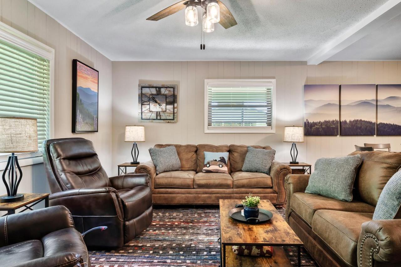Modern Pigeon Forge Gem Near Dollywood, Gatlinburg & Smokies - 2 Mins To Pkwy & Strip, Hot Tub, Fire Pit, Cable, Hi-Speed Wifi Villa Exterior photo