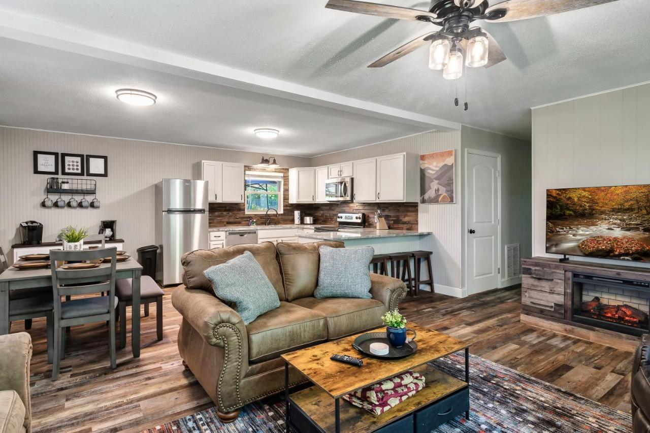 Modern Pigeon Forge Gem Near Dollywood, Gatlinburg & Smokies - 2 Mins To Pkwy & Strip, Hot Tub, Fire Pit, Cable, Hi-Speed Wifi Villa Exterior photo