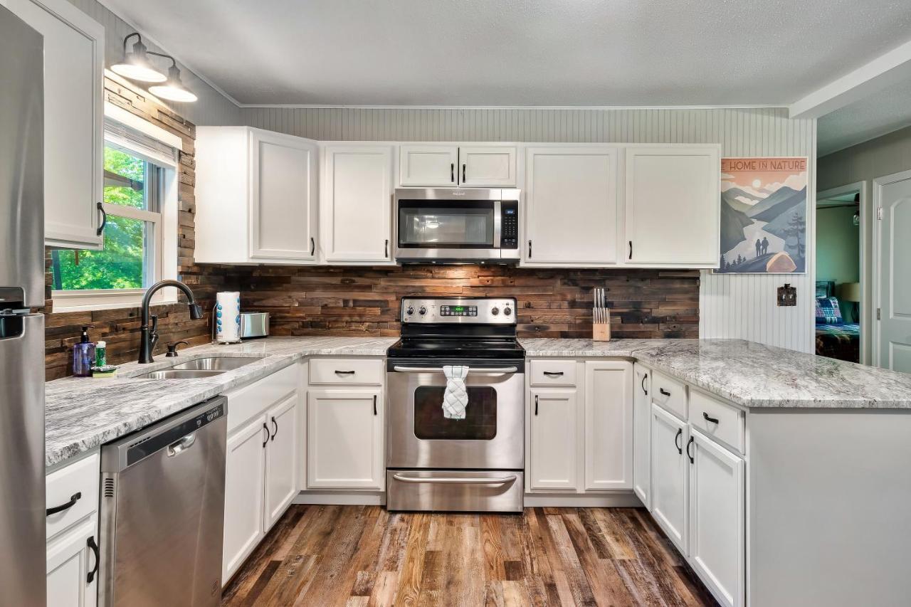 Modern Pigeon Forge Gem Near Dollywood, Gatlinburg & Smokies - 2 Mins To Pkwy & Strip, Hot Tub, Fire Pit, Cable, Hi-Speed Wifi Villa Exterior photo
