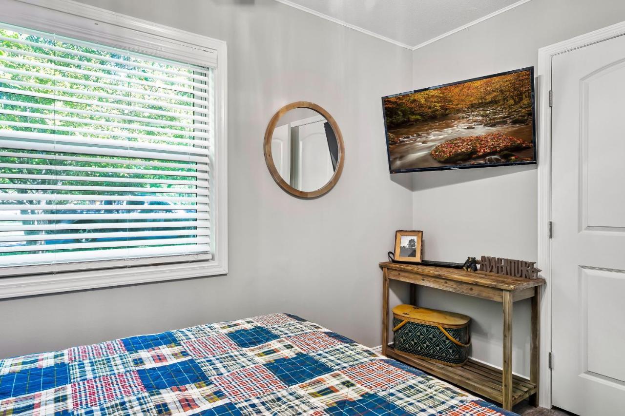 Modern Pigeon Forge Gem Near Dollywood, Gatlinburg & Smokies - 2 Mins To Pkwy & Strip, Hot Tub, Fire Pit, Cable, Hi-Speed Wifi Villa Exterior photo