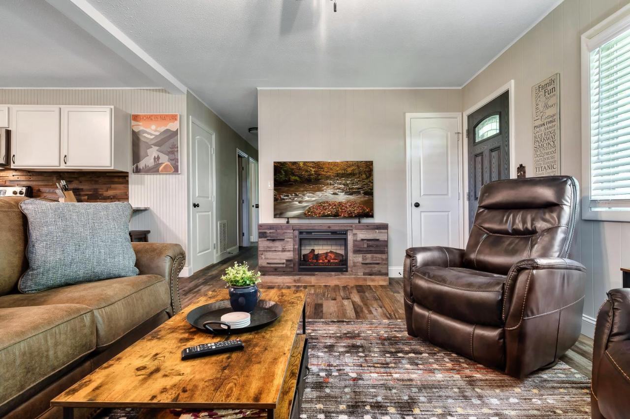 Modern Pigeon Forge Gem Near Dollywood, Gatlinburg & Smokies - 2 Mins To Pkwy & Strip, Hot Tub, Fire Pit, Cable, Hi-Speed Wifi Villa Exterior photo