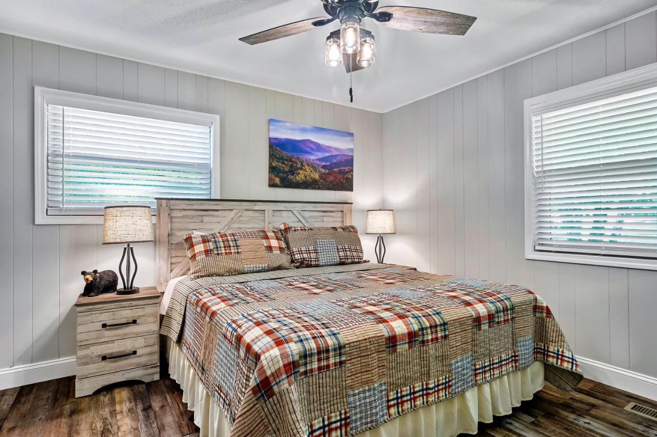 Modern Pigeon Forge Gem Near Dollywood, Gatlinburg & Smokies - 2 Mins To Pkwy & Strip, Hot Tub, Fire Pit, Cable, Hi-Speed Wifi Villa Exterior photo