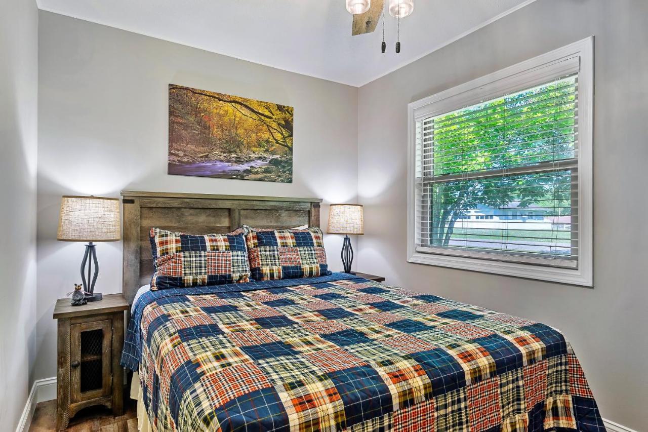 Modern Pigeon Forge Gem Near Dollywood, Gatlinburg & Smokies - 2 Mins To Pkwy & Strip, Hot Tub, Fire Pit, Cable, Hi-Speed Wifi Villa Exterior photo