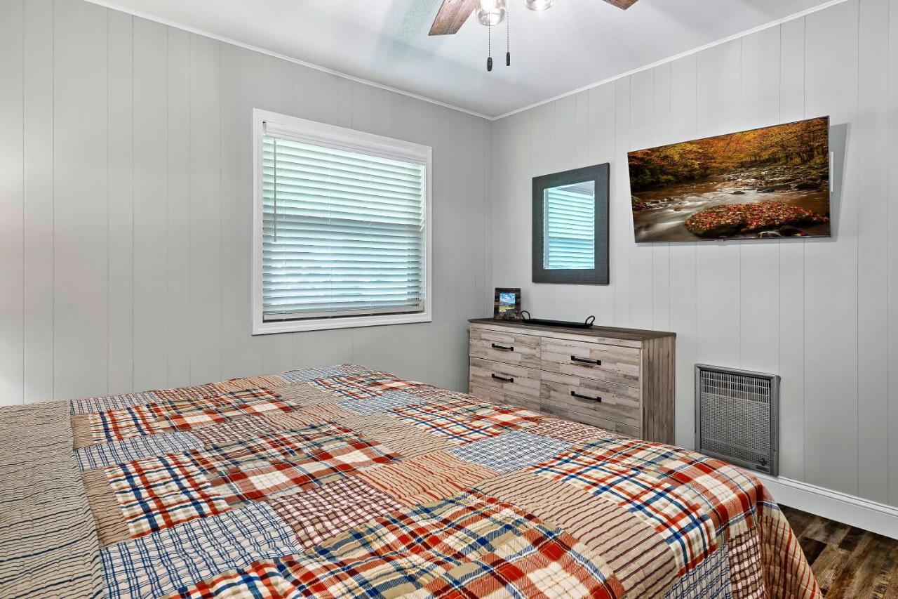 Modern Pigeon Forge Gem Near Dollywood, Gatlinburg & Smokies - 2 Mins To Pkwy & Strip, Hot Tub, Fire Pit, Cable, Hi-Speed Wifi Villa Exterior photo