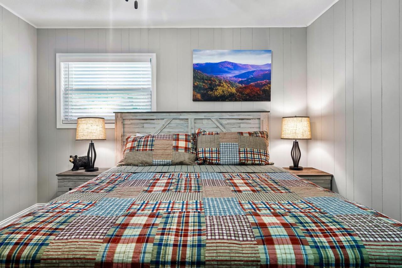 Modern Pigeon Forge Gem Near Dollywood, Gatlinburg & Smokies - 2 Mins To Pkwy & Strip, Hot Tub, Fire Pit, Cable, Hi-Speed Wifi Villa Exterior photo