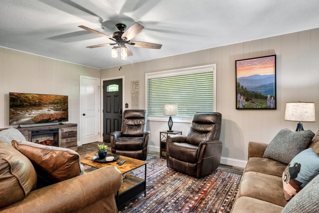 Modern Pigeon Forge Gem Near Dollywood, Gatlinburg & Smokies - 2 Mins To Pkwy & Strip, Hot Tub, Fire Pit, Cable, Hi-Speed Wifi Villa Exterior photo