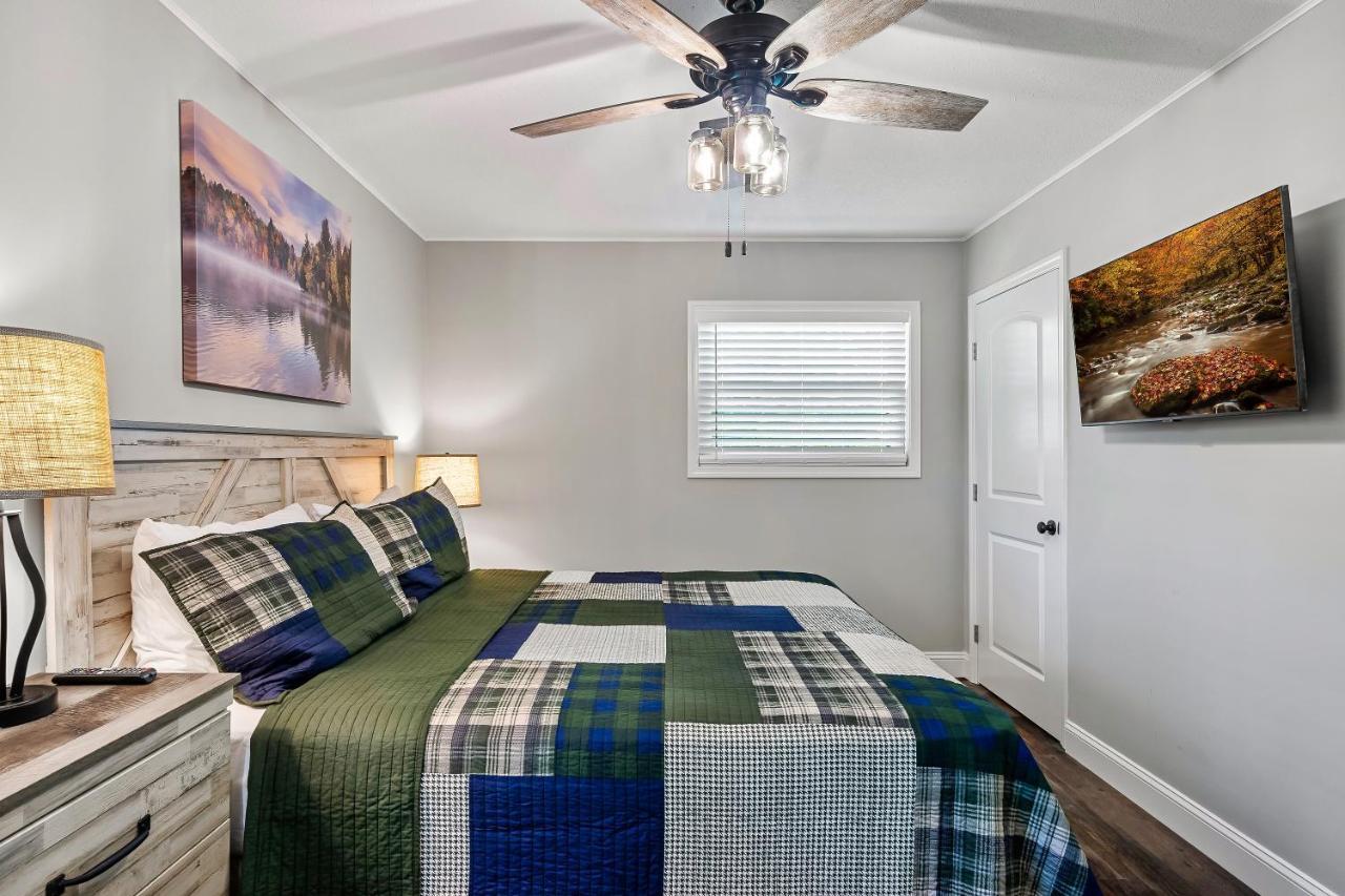Modern Pigeon Forge Gem Near Dollywood, Gatlinburg & Smokies - 2 Mins To Pkwy & Strip, Hot Tub, Fire Pit, Cable, Hi-Speed Wifi Villa Exterior photo