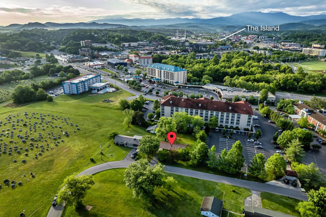 Modern Pigeon Forge Gem Near Dollywood, Gatlinburg & Smokies - 2 Mins To Pkwy & Strip, Hot Tub, Fire Pit, Cable, Hi-Speed Wifi Villa Exterior photo