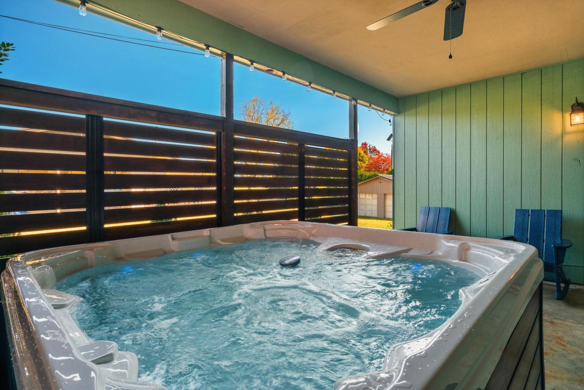 Modern Pigeon Forge Gem Near Dollywood, Gatlinburg & Smokies - 2 Mins To Pkwy & Strip, Hot Tub, Fire Pit, Cable, Hi-Speed Wifi Villa Exterior photo